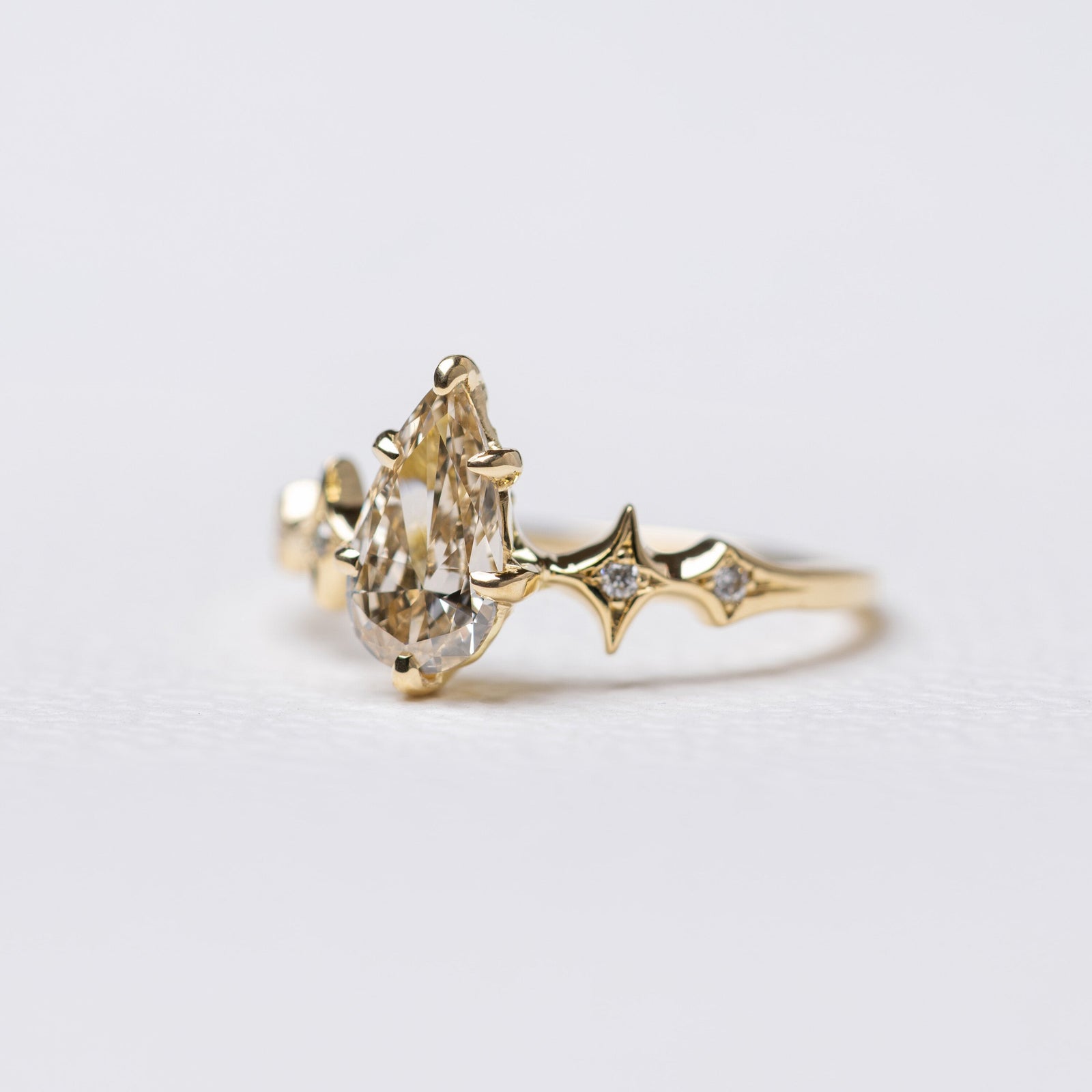 1.00ct Pear Brilliant 🇨🇦<br><b> Ileava Jewelry </b>| Sylvie Ring