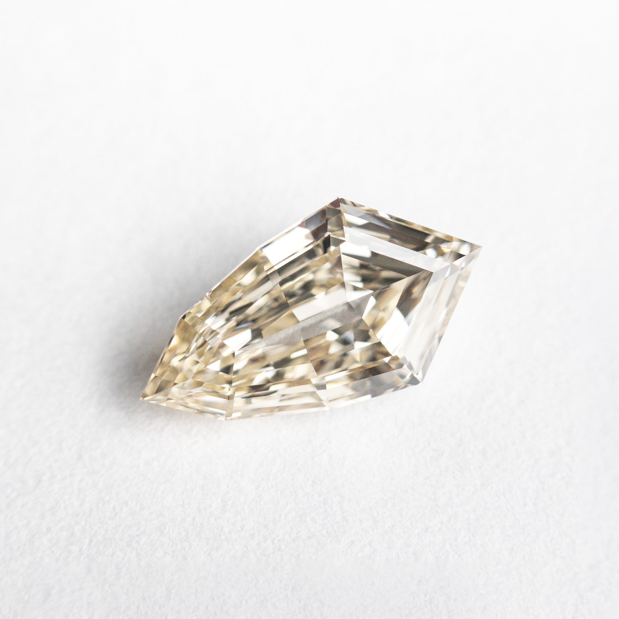 1.01ct 9.97x5.47x2.86mm VS2 C2 Shield Step Cut 23922-01
