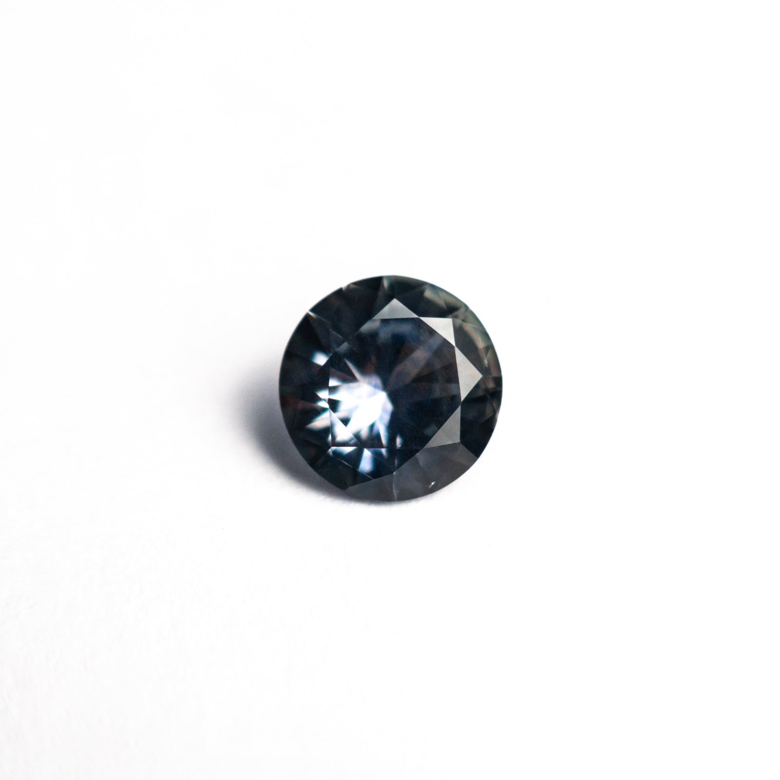 0.65ct 5.44x5.37x2.99mm Round Brilliant Sapphire 26556-30