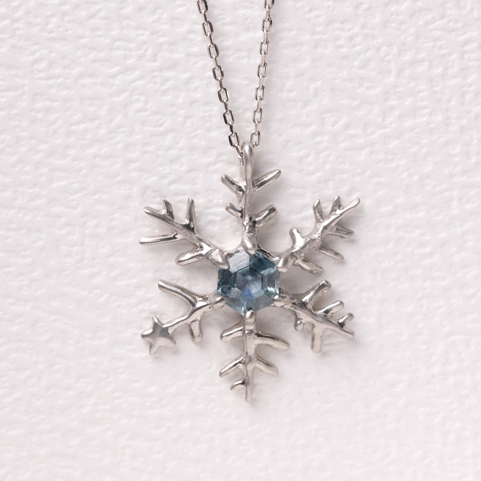 0.68ct Hexagon Step Cut Sapphire <br><b> Ileava Jewelry </b>| Snowflake Necklace