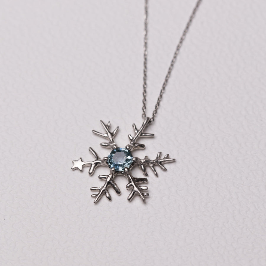 0.68ct Hexagon Step Cut Sapphire <br><b> Ileava Jewelry </b>| Snowflake Necklace