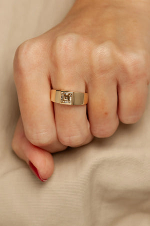 1.03ct Carré Step Cut 🇨🇦 <br><b>ATTIC </b>| Ellis Ring