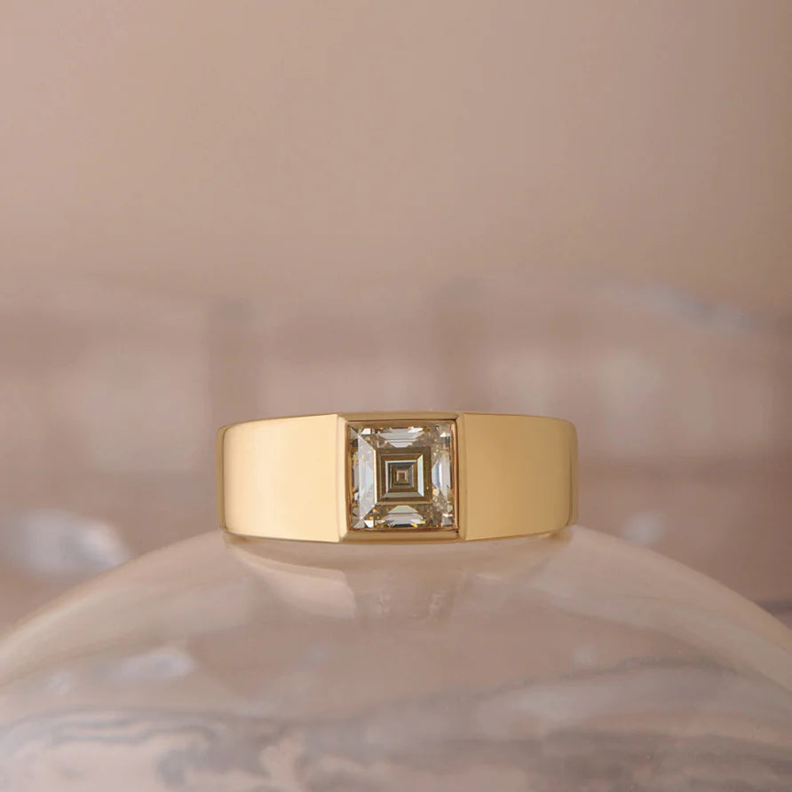1.03ct Carré Step Cut 🇨🇦 <br><b>ATTIC </b>| Ellis Ring