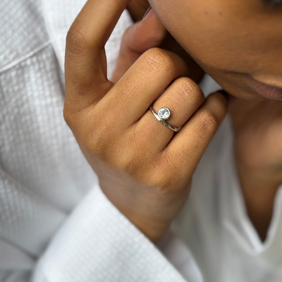 0.64ct Round Brilliant Sapphire <br><b> Pilar Agueci </b>| Camillia Ring No. 5