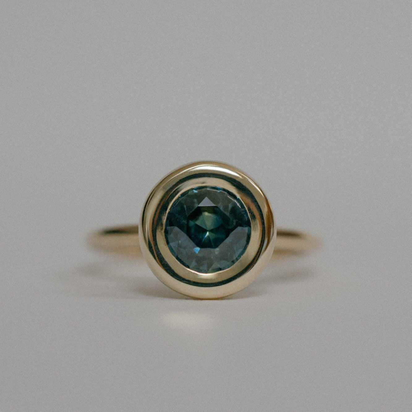 Foe & Dear | Pele Ring - 1.72ct Teal-Green Round Brilliant-cut Sapphire *Ready-to-ship