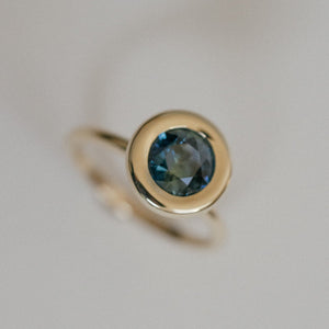 Foe & Dear | Pele Ring - 1.72ct Teal-Green Round Brilliant-cut Sapphire *Ready-to-ship