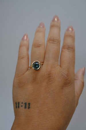 Foe & Dear | Pele Ring - 1.72ct Teal-Green Round Brilliant-cut Sapphire *Ready-to-ship