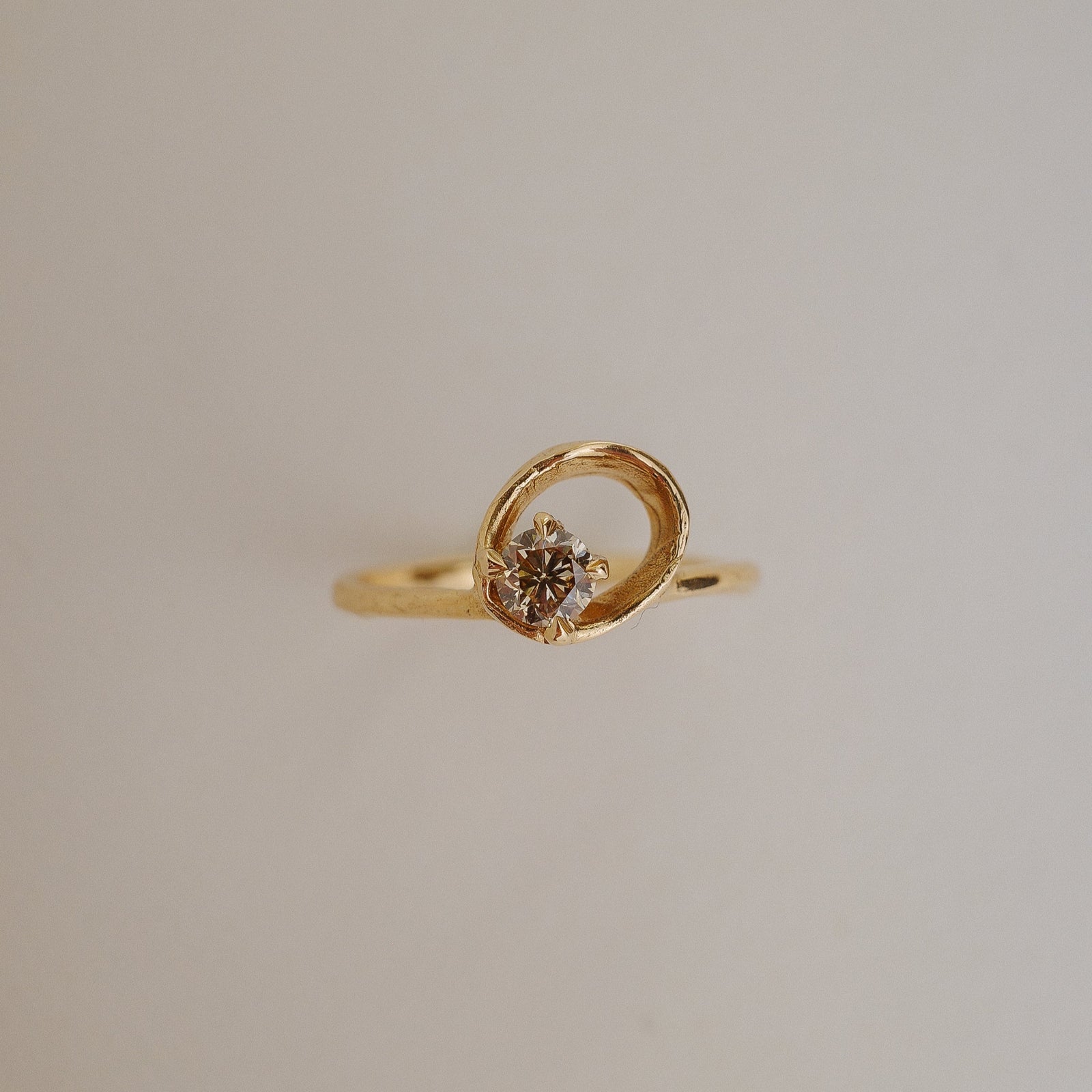 0.30ct Champagne Round Brilliant <br> <b>We Are Arrow</b> | Luz Ring