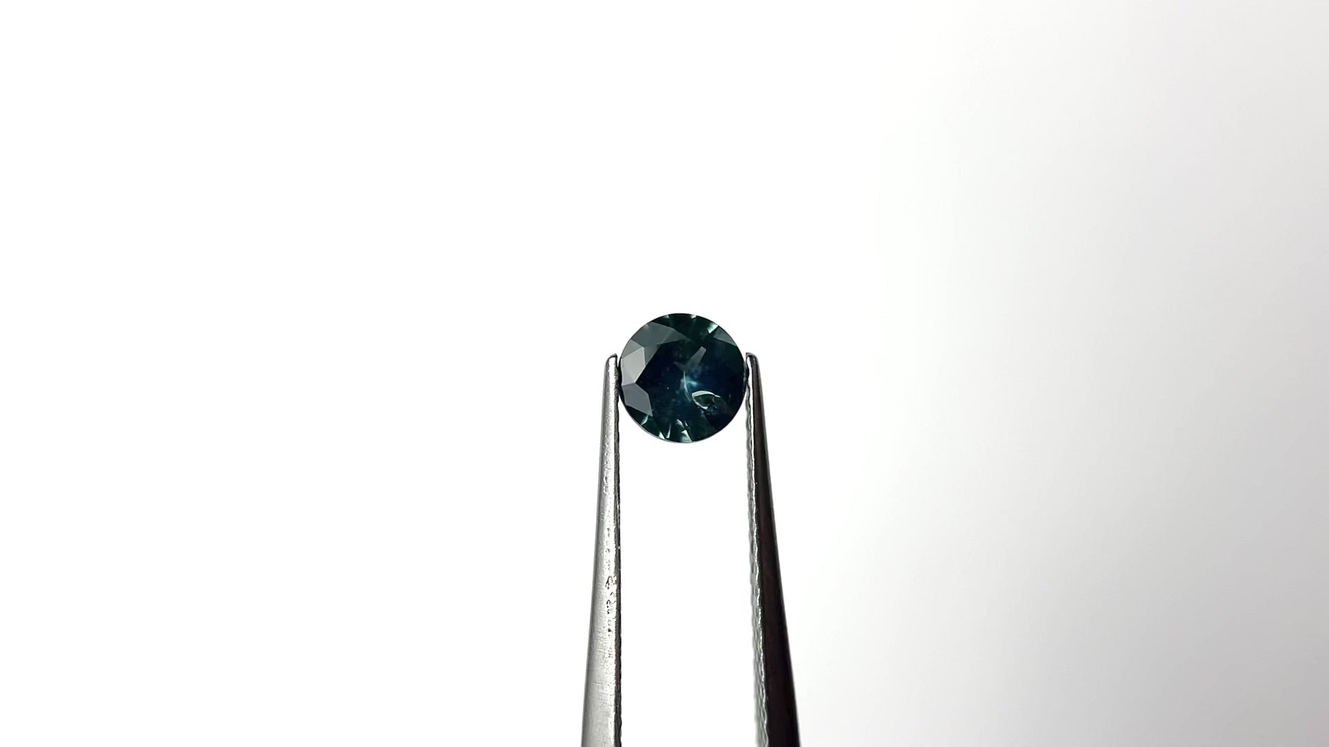 0.69ct 5.50x5.53x3.12mm Round Brilliant Sapphire 26580-01