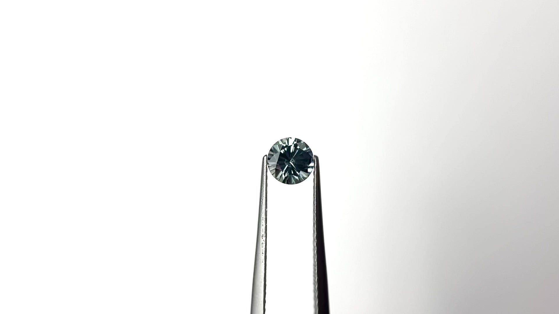 0.81ct 5.54x5.52x3.69mm Round Brilliant Sapphire 26134-04