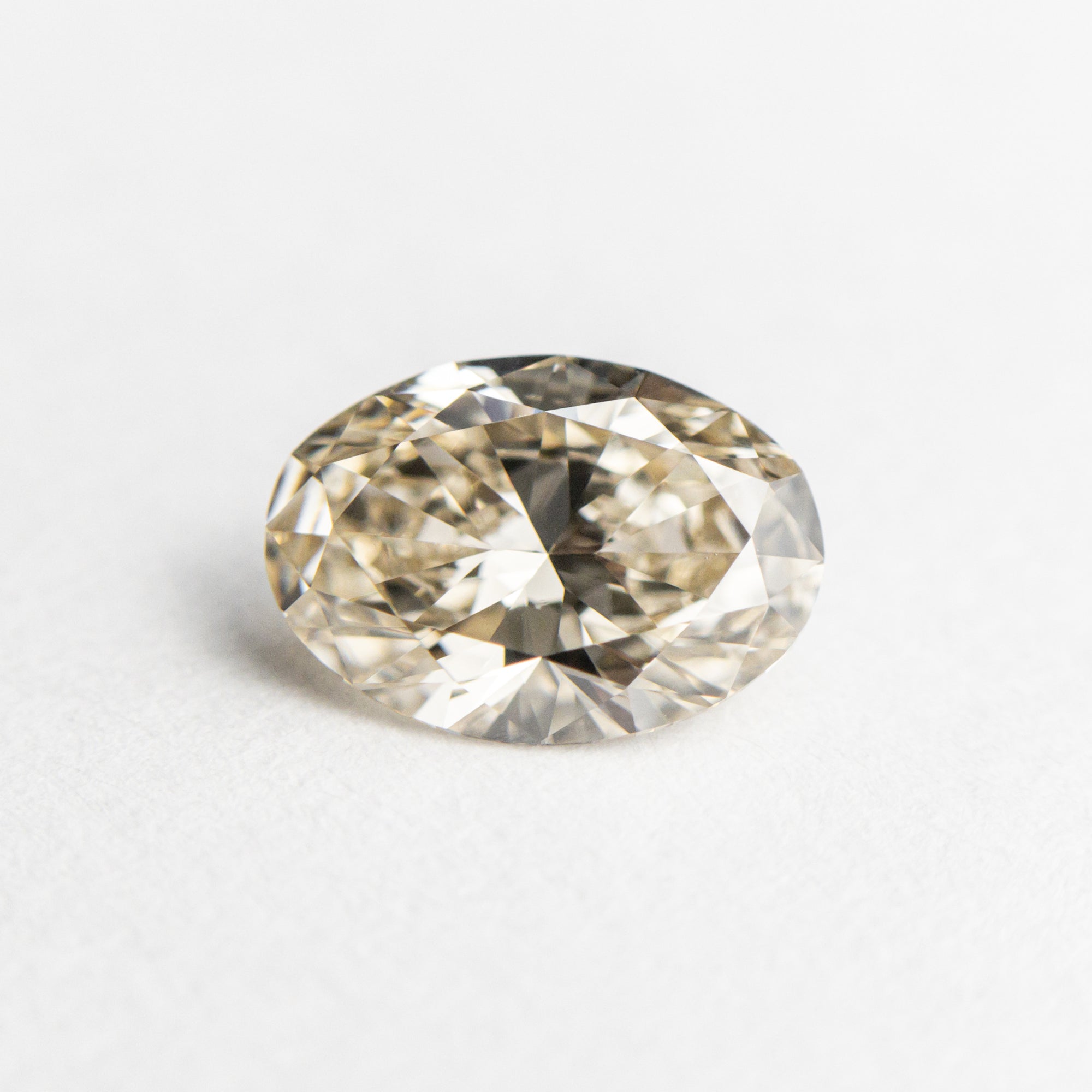 1.01ct 8.01x5.73x3.36mm GIA VS2 Champagne Oval Brilliant 21594-01