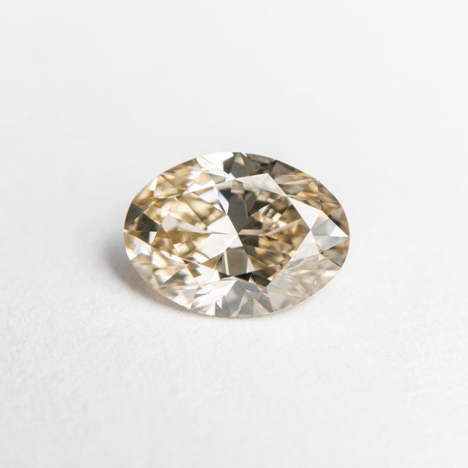 1.00ct 7.59x5.64x3.55mm GIA VS1 Champagne Oval Brilliant 21599-01